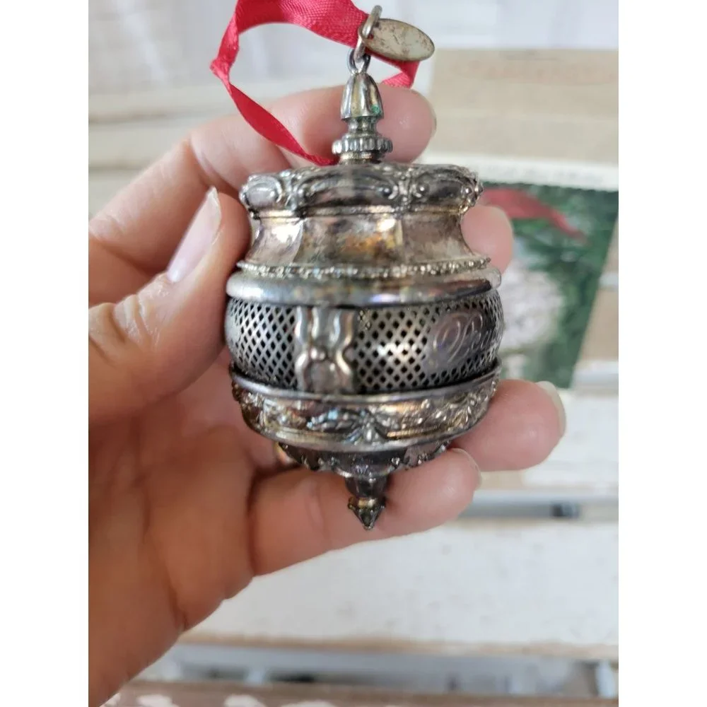 Hallmark silver stars Holly world‎ collection ornament as is